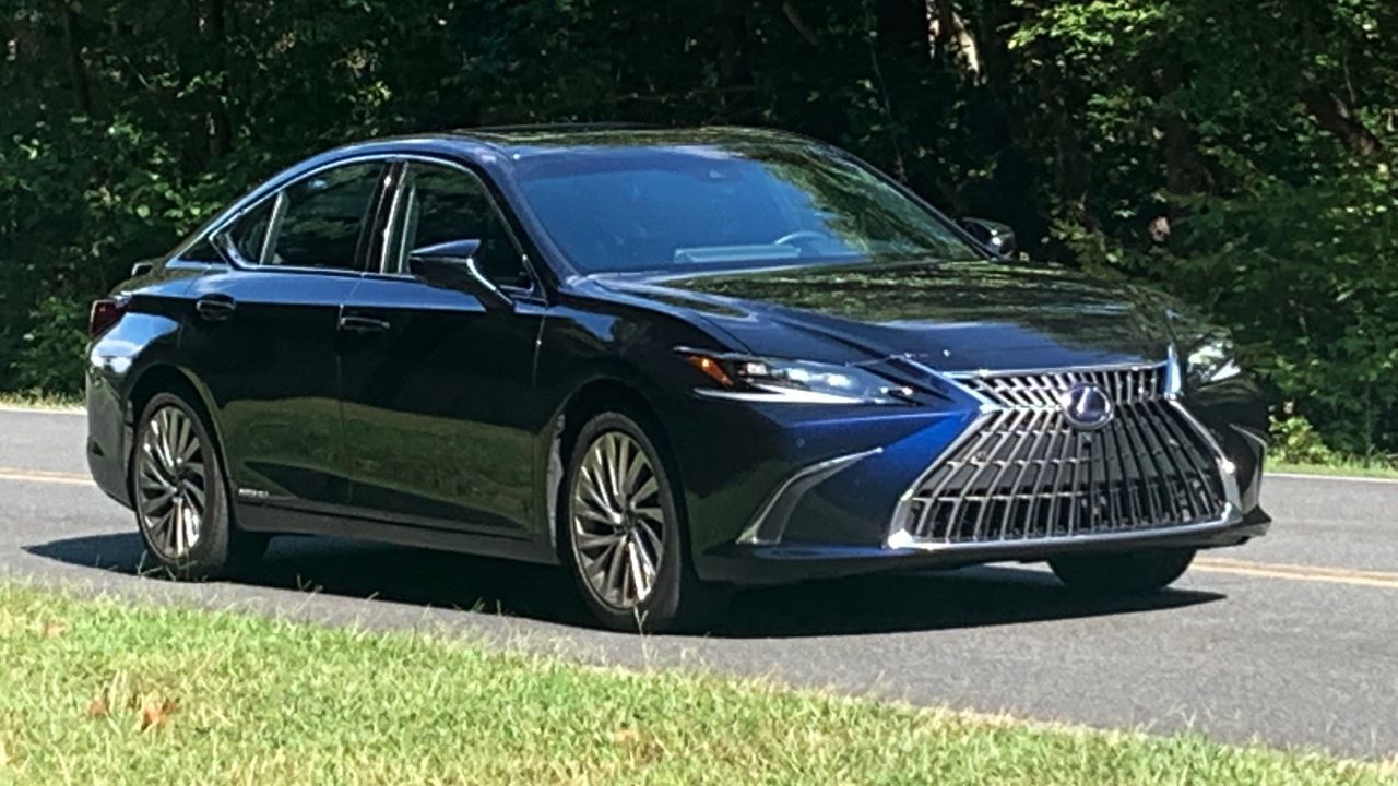 2022 Lexus ES Hybrid front