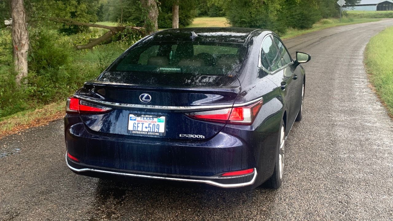 2022 Lexus ES Hybrid rear