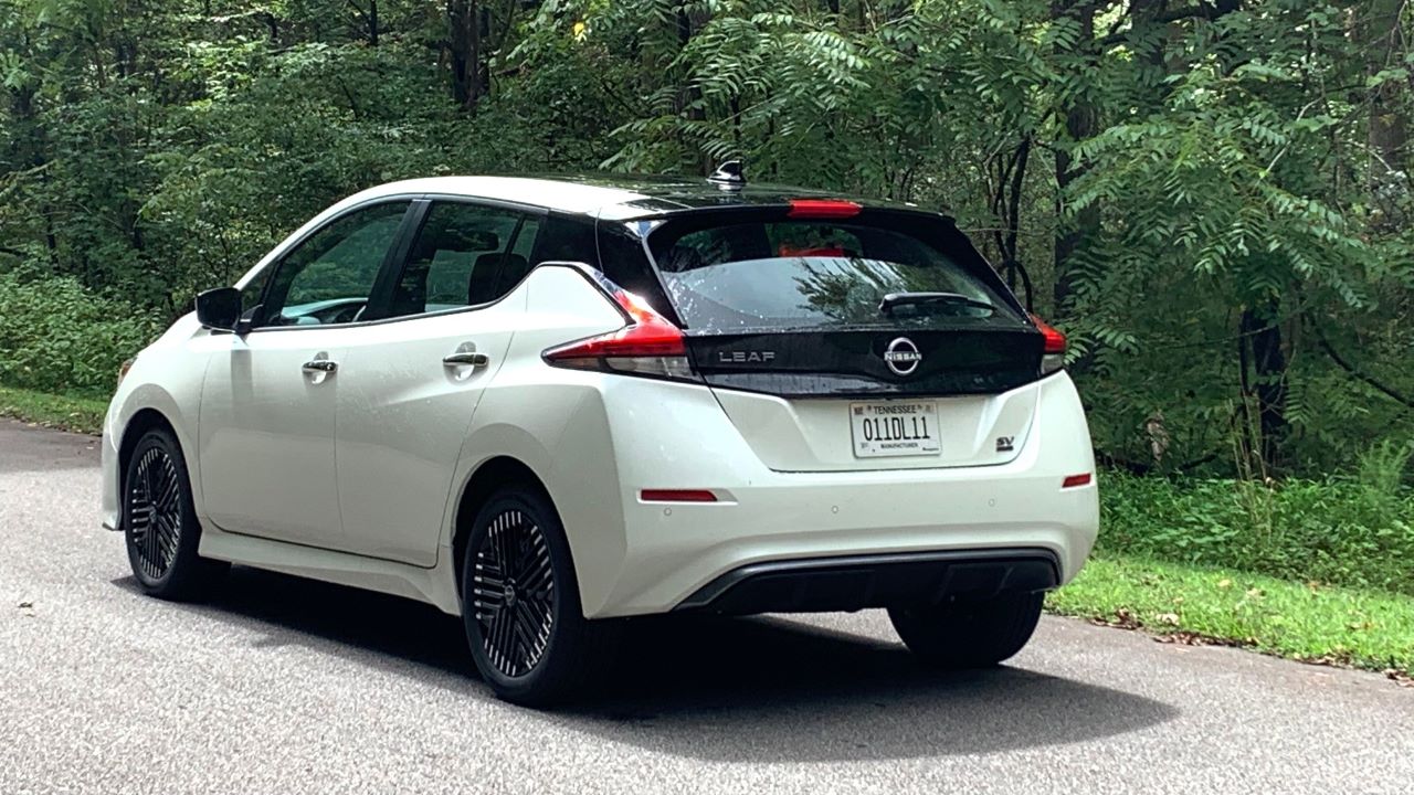 2023 Nissan Leaf profile