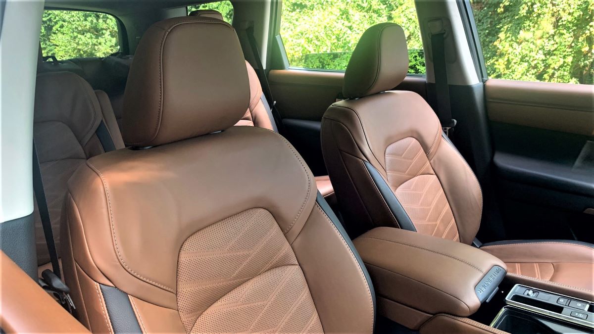 2022 Nissan Pathfinder front seats