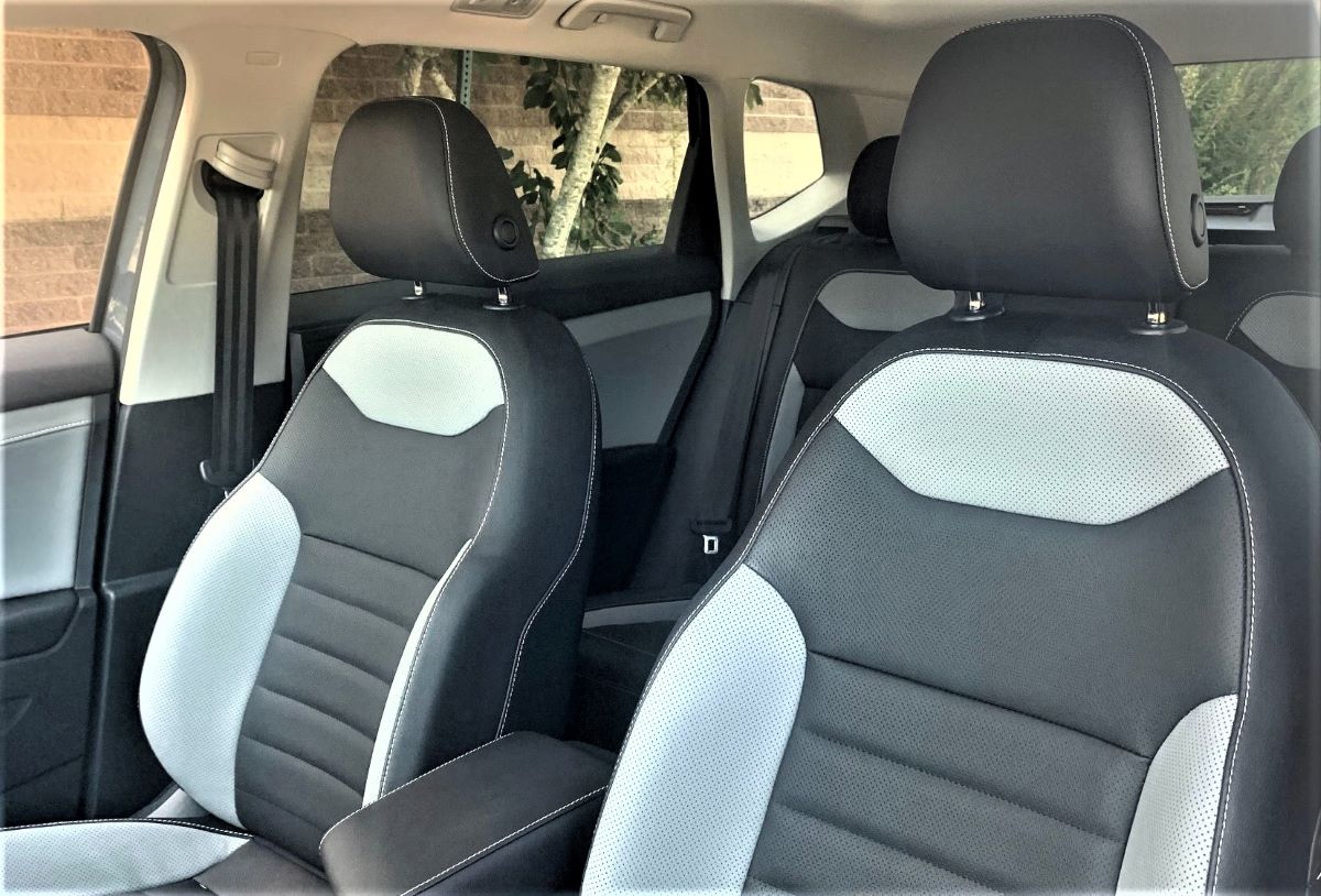 2022  Volkswagen Taos front seats